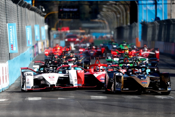 CIRCUITO CITTADINO DELL'EUR, ITALY - APRIL 10: Jean-Eric Vergne (FRA), DS Techeetah, DS E-Tense FE21
Jake Dennis (GBR), Avalanche Andretti, BMW iFE.21
Andre Lotterer (DEU), Tag Heuer Porsche, Porsche 99X Electric during the Rome ePrix II at Circuito Cittadino dell'EUR on Sunday April 10, 2022 in Rome, Italy. (Photo by Sam Bloxham / LAT Images)