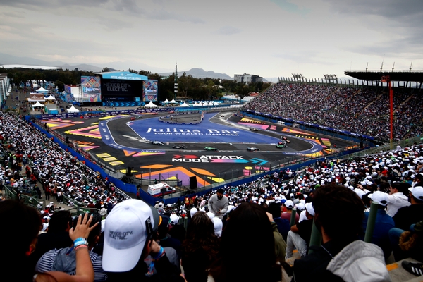 AUTODROMO HERMANOS RODRIGUEZ, MEXICO - FEBRUARY 12: Edoardo Mortara (CHE), ROKiT Venturi Racing, Silver Arrow 02
leads during the Mexico City ePrix at Autodromo Hermanos Rodriguez on Saturday February 12, 2022 in Mexico City, Mexico. (Photo by Sam Bloxham / LAT Images)