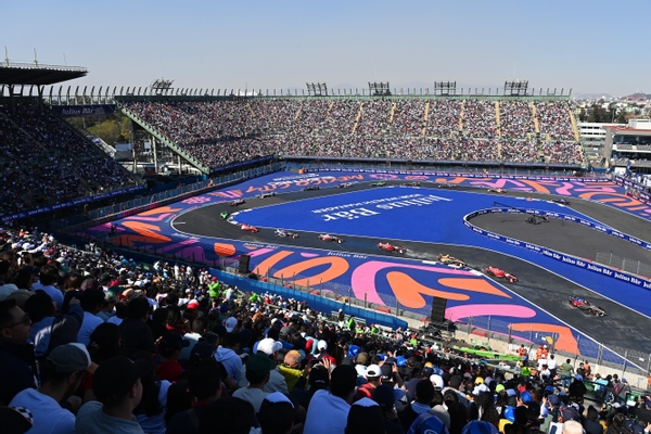 AUTODROMO HERMANOS RODRIGUEZ, MEXICO - JANUARY 14: Lucas di Grassi, Mahindra Racing, Mahindra M9Electro
leads
fans during the Mexico City ePrix at Autodromo Hermanos Rodriguez on Saturday January 14, 2023 in Mexico City, Mexico. (Photo by Sam Bagnall / LAT Images)