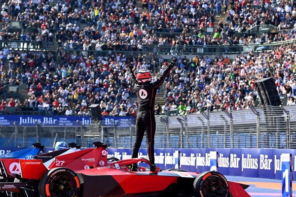 AUTODROMO HERMANOS RODRIGUEZ, MEXICO - JANUARY 14: Jake Dennis, Avalanche Andretti Formula E
, 1st position,
fans
celebration during the Mexico City ePrix at Autodromo Hermanos Rodriguez on Saturday January 14, 2023 in Mexico City, Mexico. (Photo by Sam Bagnall / LAT Images)