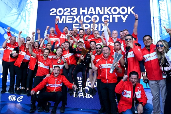 AUTODROMO HERMANOS RODRIGUEZ, MEXICO - JANUARY 14: Jake Dennis, Avalanche Andretti Formula E, Porsche 99 X Electric Gen3
, 1st position,
Team podium celebrations during the Mexico City ePrix at Autodromo Hermanos Rodriguez on Saturday January 14, 2023 in Mexico City, Mexico. (Photo by Sam Bagnall / LAT Images)