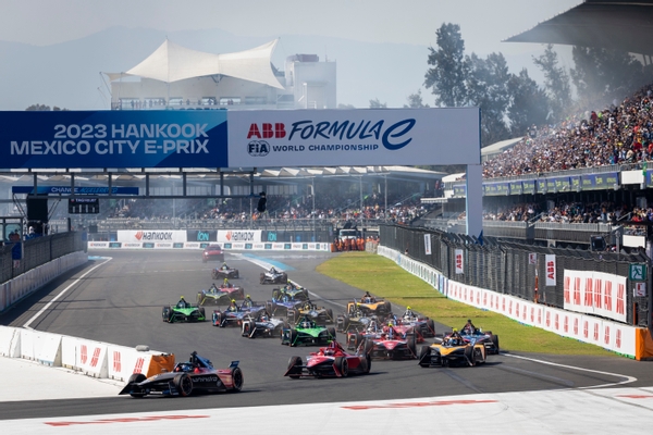 AUTODROMO HERMANOS RODRIGUEZ, MEXICO - JANUARY 14: Lucas di Grassi, Mahindra Racing, Mahindra M9Electro
leads the pack.
start during the Mexico City ePrix at Autodromo Hermanos Rodriguez on Saturday January 14, 2023 in Mexico City, Mexico. (Photo by Sam Bloxham / LAT Images)